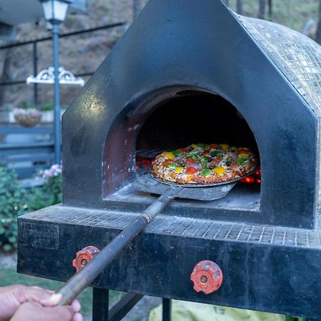 Stayvista At Floradale W Jacuzzi & Wood-Fire Pizza Kasauli Exterior foto