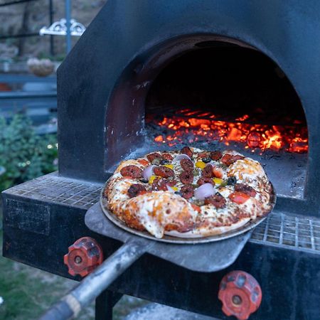 Stayvista At Floradale W Jacuzzi & Wood-Fire Pizza Kasauli Exterior foto