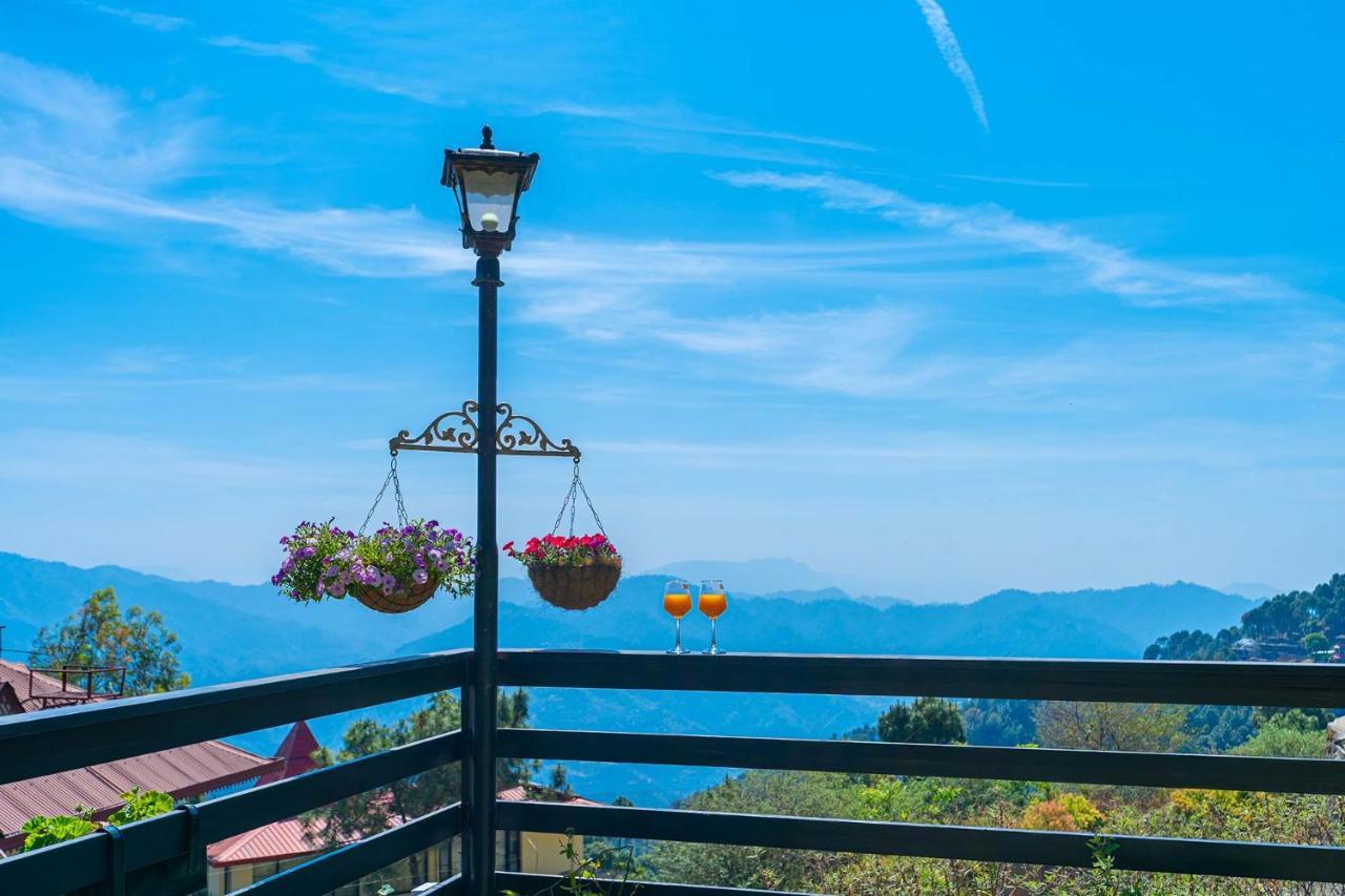 Stayvista At Floradale W Jacuzzi & Wood-Fire Pizza Kasauli Exterior foto