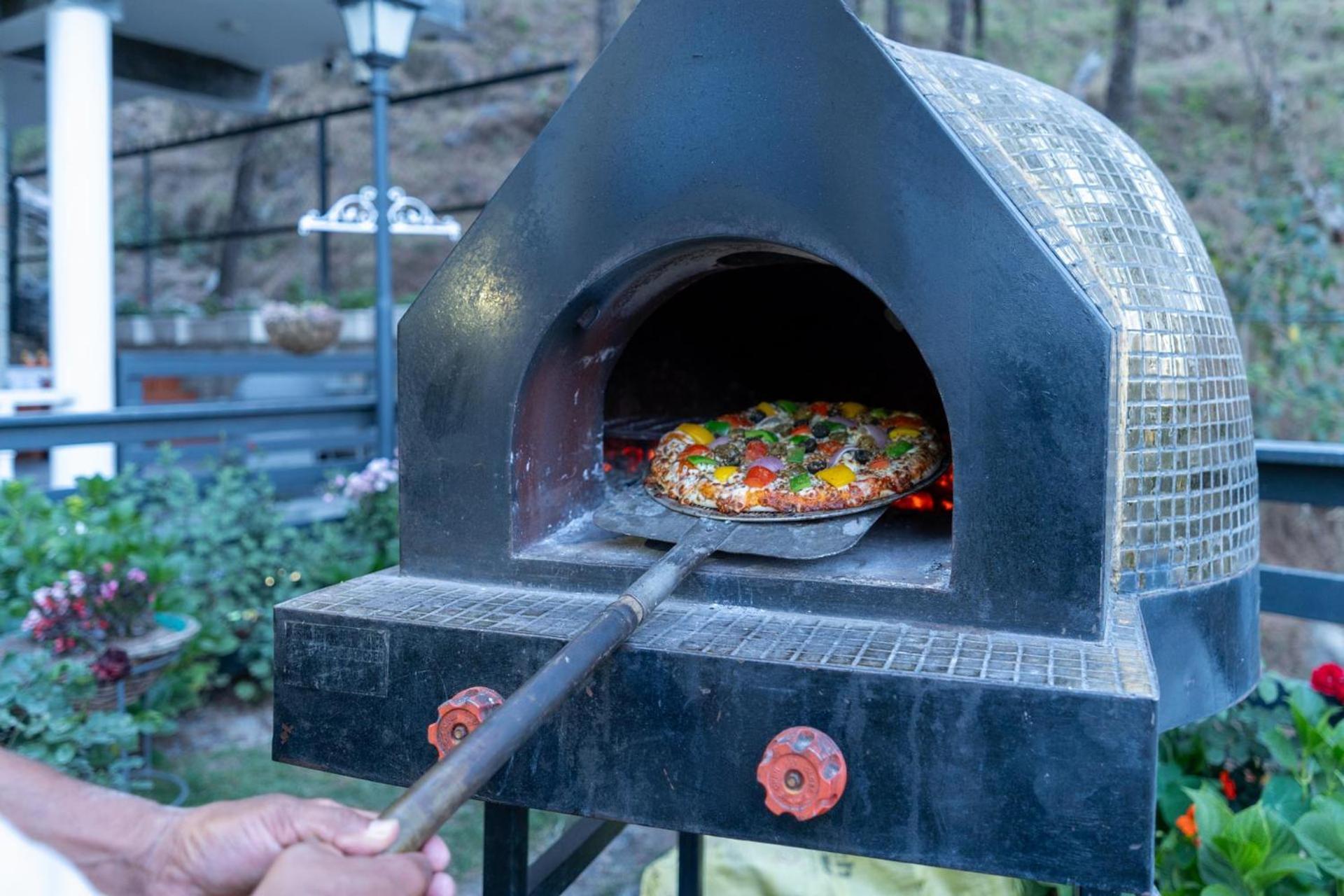 Stayvista At Floradale W Jacuzzi & Wood-Fire Pizza Kasauli Exterior foto