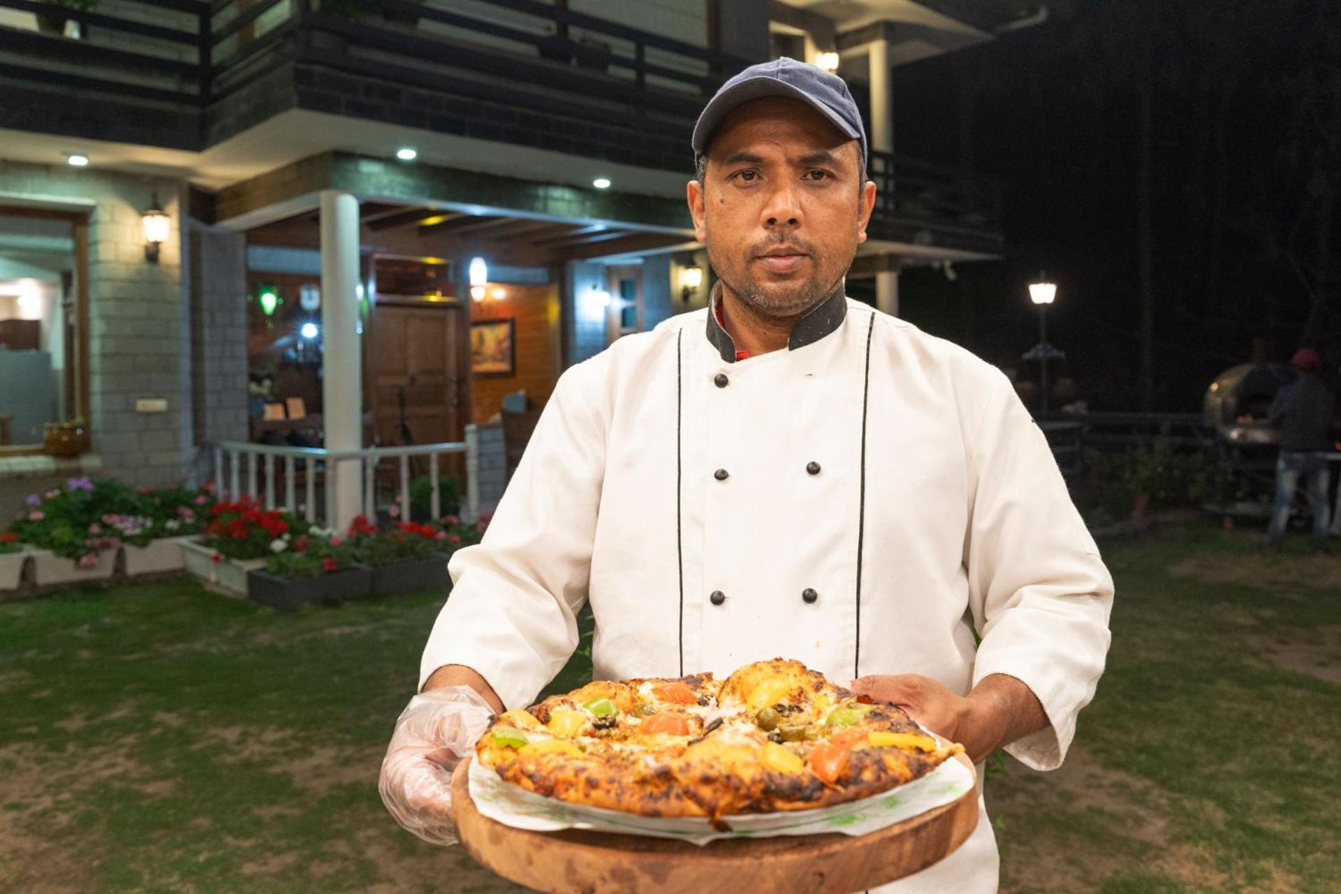 Stayvista At Floradale W Jacuzzi & Wood-Fire Pizza Kasauli Exterior foto