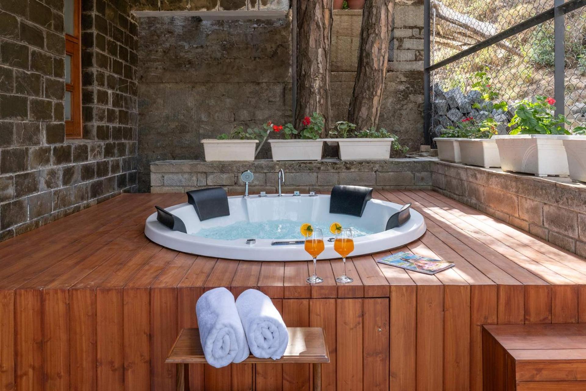 Stayvista At Floradale W Jacuzzi & Wood-Fire Pizza Kasauli Exterior foto